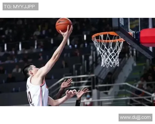 任骏飞领衔表现出色助力球队逆转胜利展现篮球场上的无畏精神与团队合作